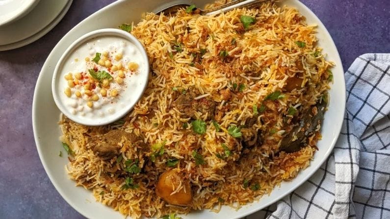 ডিটক্সিফিকেশন: বিরিয়ানিতে যে মশলাগুলি ব্যবহার করা হয় তা অ্যান্টিঅক্সিডেন্টে পূর্ণ। যা অভ্যন্তরীণ অঙ্গগুলির জন্য ভাল। এই মশলাগুলির মধ্যে রয়েছে আদা, রসুন, হলুদ, কালো মরিচ, জিরা। যদি আপনি জাফরান যোগ করেন তাও শরীরের জন্য ভাল হয়।