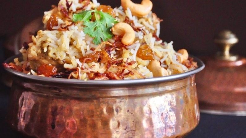 নিয়াসিন বা ভিটামিন বি ৩: মুরগিতে রয়েছে নিয়াসিন যা ভিটামিন বি ৩ নামেও পরিচিত। নিয়াসিন একটি ডিটক্সিফিকেশন পদার্থের মতো কাজ করে, যা শক্তি সরবরাহ করে। পাশাপাশি শরীরকে গুরুতর স্বাস্থ্য সমস্যা থেকে রক্ষা করতে পারে। এর মধ্যে ক্যানসার, কোলেস্টেরল ছাড়াও বিভিন্ন স্নায়বিক সমস্যাও থাকতে পারে।