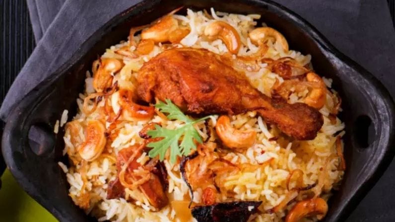 হজম: বিরিয়ানিতে সুগন্ধি মশলা থাকে যা ভাত এবং মাংসের স্বাদকে স্বর্গীয় করে তোলে। এই মশলাগুলি হজমের জন্যও চমৎকার। হলুদ, আদা এবং জিরা বীজের মতো মশলা হজমে সাহায্যকারি এনজাইমগুলির প্রক্রিয়া বাড়িয়ে তোলে।