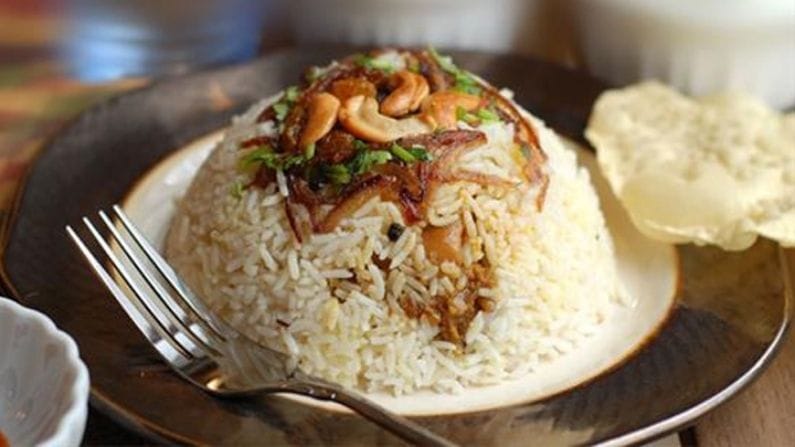 বার্ধক্য রোধ করে: মুরগি সেলেনিয়ামের উৎস। ১০০ গ্রাম মুরগিতে ২৭.৬ এমসিজি সেলেনিয়াম থাকতে পারে। সেলেনিয়ামে অ্যান্টি-এজিং ক্ষমতা থাকে। এটি আমাদের ইমিউন সিস্টেমকেও সাহায্য করে।