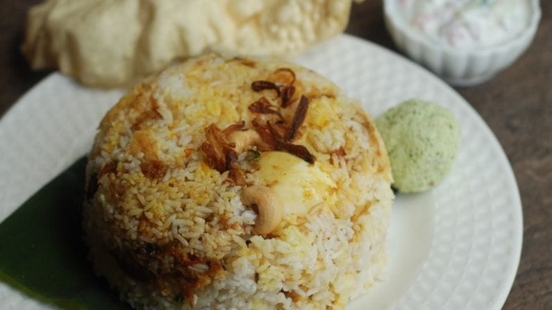 নিউট্রিয়েন্টস: এক প্লেট বিরিয়ানি প্রোটিন, কার্বোহাইড্রেট এবং চর্বির একটি নিখুঁত মিশ্রণ। কাজু বাদাম এবং মুরগি বা মাটন প্রোটিন সরবরাহ করে। ভাতে কার্বোহাইড্রেট থাকে এবং আমরা যে তেল ব্যবহার করি তা থেকে চর্বি আসে। 