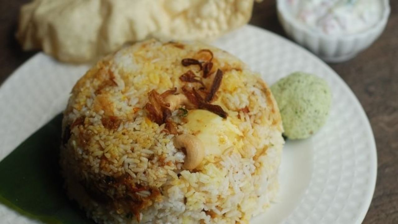 নিউট্রিয়েন্টস: এক প্লেট বিরিয়ানি প্রোটিন, কার্বোহাইড্রেট এবং চর্বির একটি নিখুঁত মিশ্রণ। কাজু বাদাম এবং মুরগি বা মাটন প্রোটিন সরবরাহ করে। ভাতে কার্বোহাইড্রেট থাকে এবং আমরা যে তেল ব্যবহার করি তা থেকে চর্বি আসে।