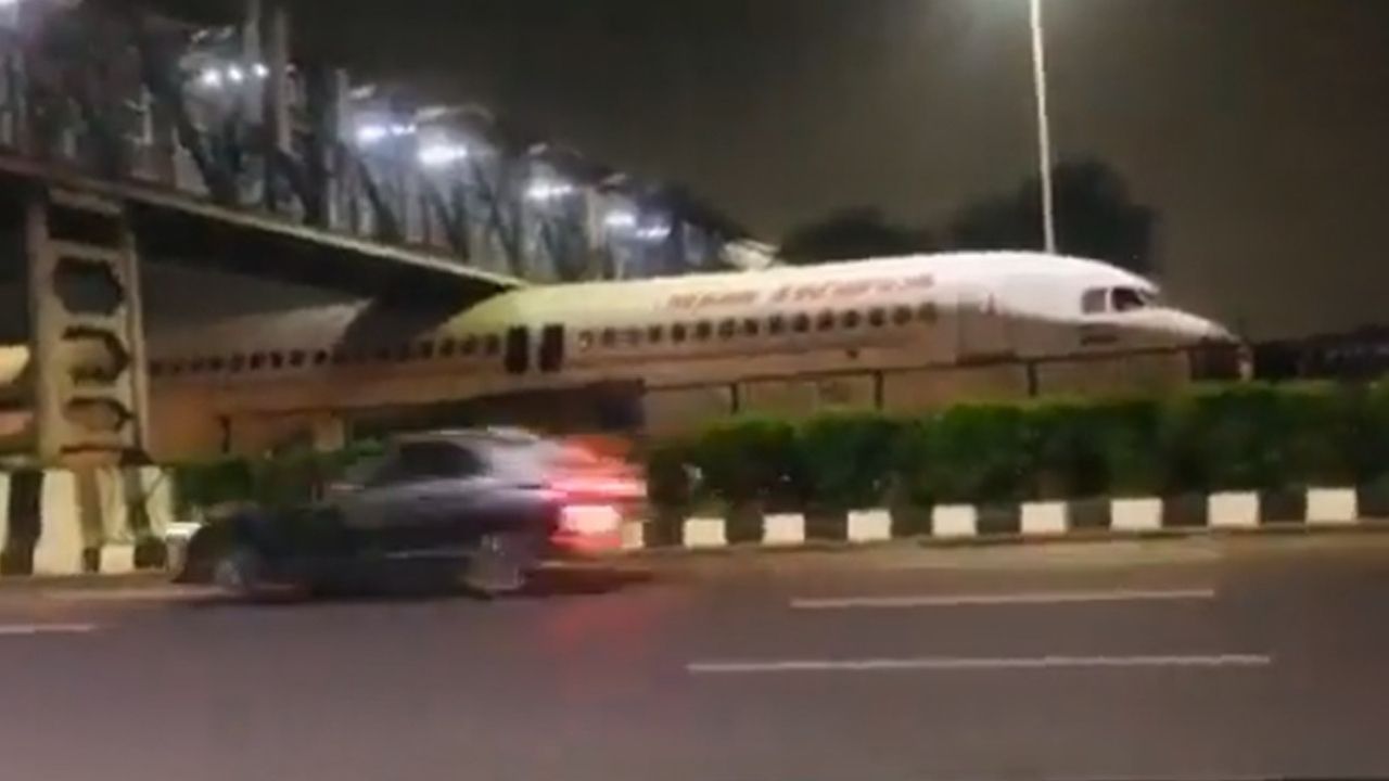 Plane stuck under bridge: দিল্লির রাস্তায় ফুটব্রিজের তলায় আটকে আস্ত একটা বিমান