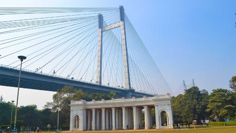 প্রিন্সেপ ঘাট:
কলকাতা বললেই সবার চোখে প্রথম যে ছবিটা ভেসে উঠবে, তা হল হাওড়া ব্রিজ, আর তারপরেই প্রিন্সেপ ঘাট। হেস্টিংসে ফোর্ট উইলিয়াম ঘাটের পাশে হুগলি নদীর ধারে ঠিক বিদ্যাসাগর সেতির নীচে এই ঘাট রয়েছে।