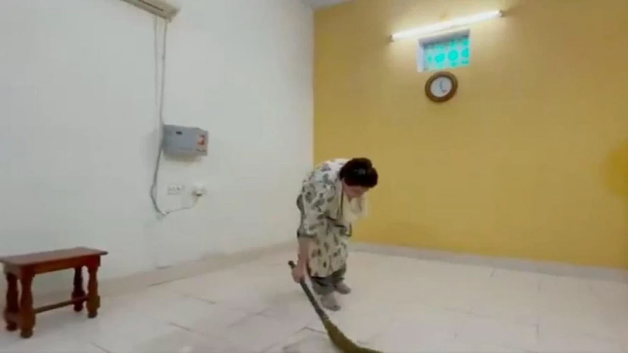 Priyanka Gandhi Vadra পরিষ্কার থাকতে ভালোবাসেন, ঝাঁটা হাতে গেস্ট হাউসের ঘর সাফ করলেন