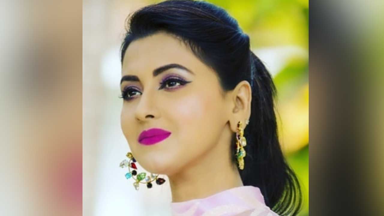 নিজস্ব ব্যবসা শুরু করার মুহূর্ত থেকে সোশ্যাল মিডিয়ায় ট্রোলিং সামলাতে হচ্ছে রচনাকে। কারও প্রশ্ন, অভিনয়, সঞ্চালনার পর হঠাৎ করে নতুন কাজ কেন শুরু করলেন তিনি? কারও মতে, ইন্ডাস্ট্রিতে কাজ নেই। তাই বাধ্য হয়ে ব্যবসা করে নেমেছেন।