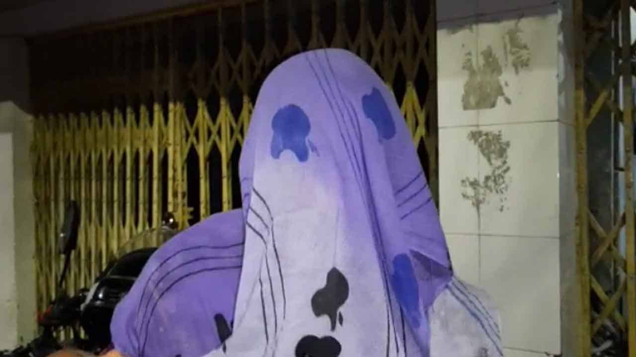 Rainganj Molestation: সন্তানকে নিয়ে ছিলাম, ওই লোকটা ঘুরে ঢুকে আমার শরীরের নানা জায়গা স্পর্শ করতে থাকে, ভয়াবহ অভিজ্ঞতা বেসরকারি হাসপাতালে