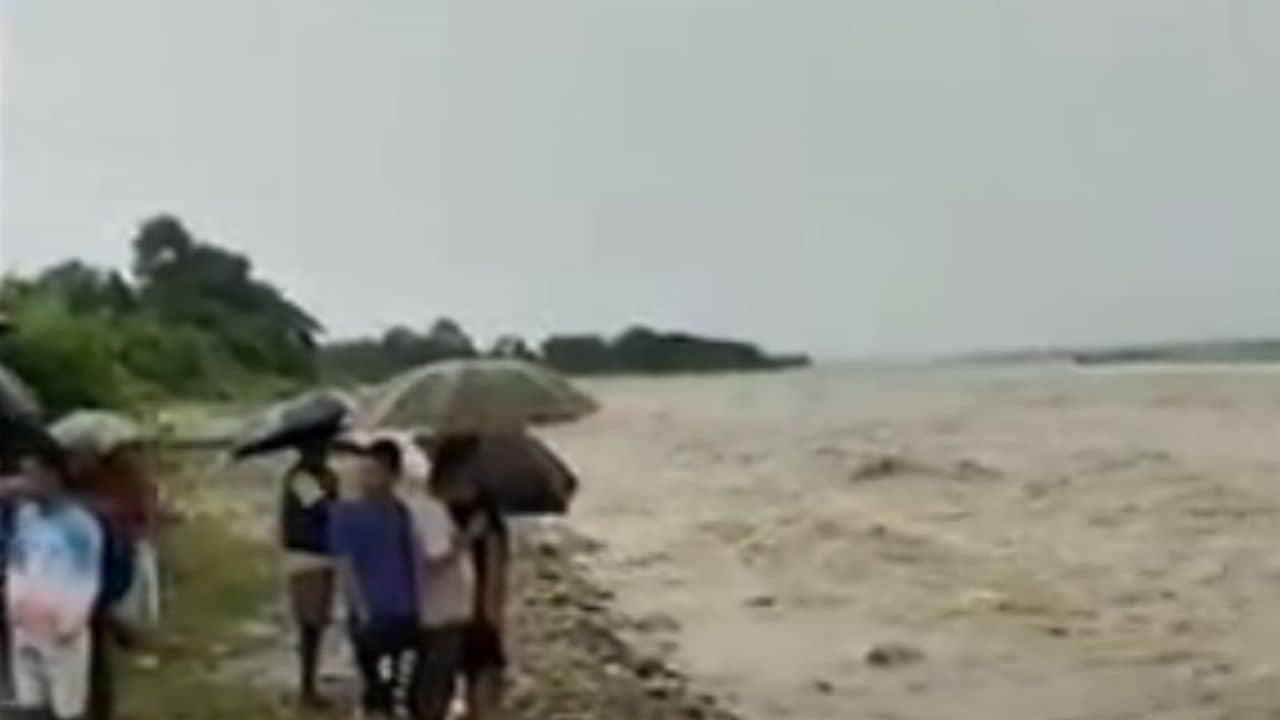 Joygaon: মর্মান্তিক! নদীর পাড় ভেঙে তোর্সার তোড়ে ভেসে গেল দুই শিশু