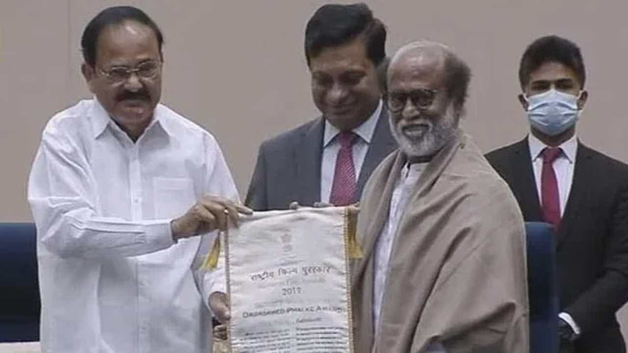 National Film Awards: জাতীয় পুরস্কারের মঞ্চে দাদাসাহেব ফালকে গ্রহণ করলেন রজনীকান্ত National Film Awards: জাতীয় পুরস্কারের মঞ্চে দাদাসাহেব ফালকে গ্রহণ করলেন রজনীকান্ত