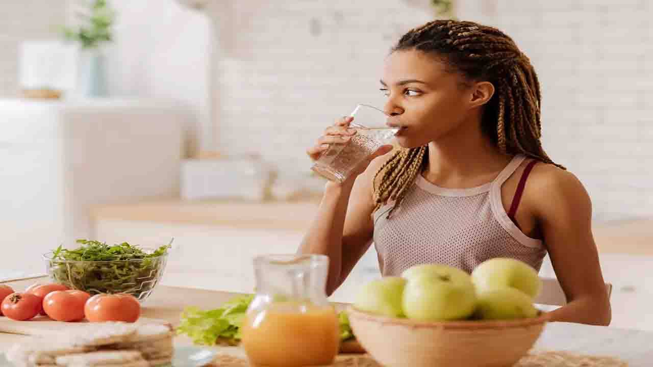 Health Tips: ফল খাওয়ার পরে জল পান করেন? শরীরে বদহজমের সমস্যা নিজেই তৈরি করছেন