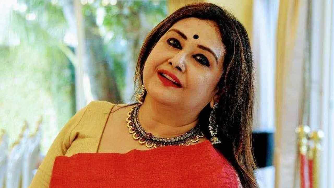 Riddhi Bandyopadhyay: মাকে ছাড়া মন খারাপের পুজো ঋদ্ধির, তার মধ্যেই মুক্তি পেল নতুন গান Riddhi Bandyopadhyay: মাকে ছাড়া মন খারাপের পুজো ঋদ্ধির, তার মধ্যেই মুক্তি পেল নতুন গান