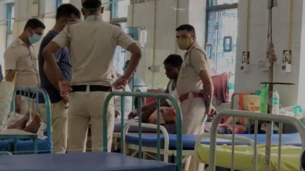 Crime: গভীর রাতে জুয়ার ঠেক, আচমকা রাউন্ডের পর রাউন্ড গুলিবর্ষণ!