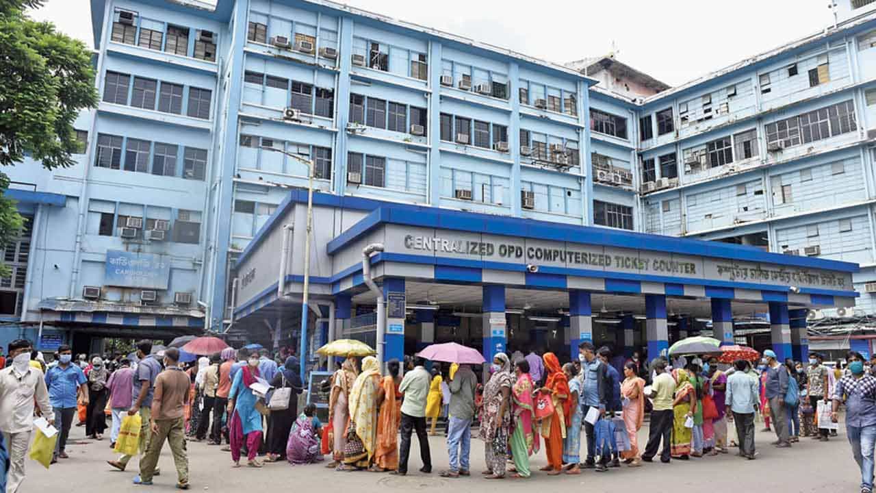 SSKM Doctor COVID Positive: এসএসকেএমে এক দিনে আক্রান্ত ২৬ চিকিৎসক! পরিস্থিতি সামলাতে এবার আইসোলেশন পর্বে কাটছাঁট SSKM Doctor COVID Positive: এসএসকেএমে এক দিনে আক্রান্ত ২৬ চিকিৎসক! পরিস্থিতি সামলাতে এবার আইসোলেশন পর্বে কাটছাঁট