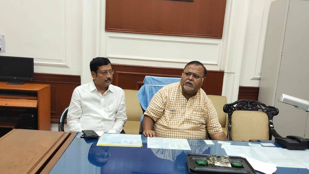 Sabyasachi Dutta in TMC: ঘর ওয়াপসি সব্যসাচীর, পার্থ-ববির হাত থেকে নিলেন ঘাসফুল পতাকা