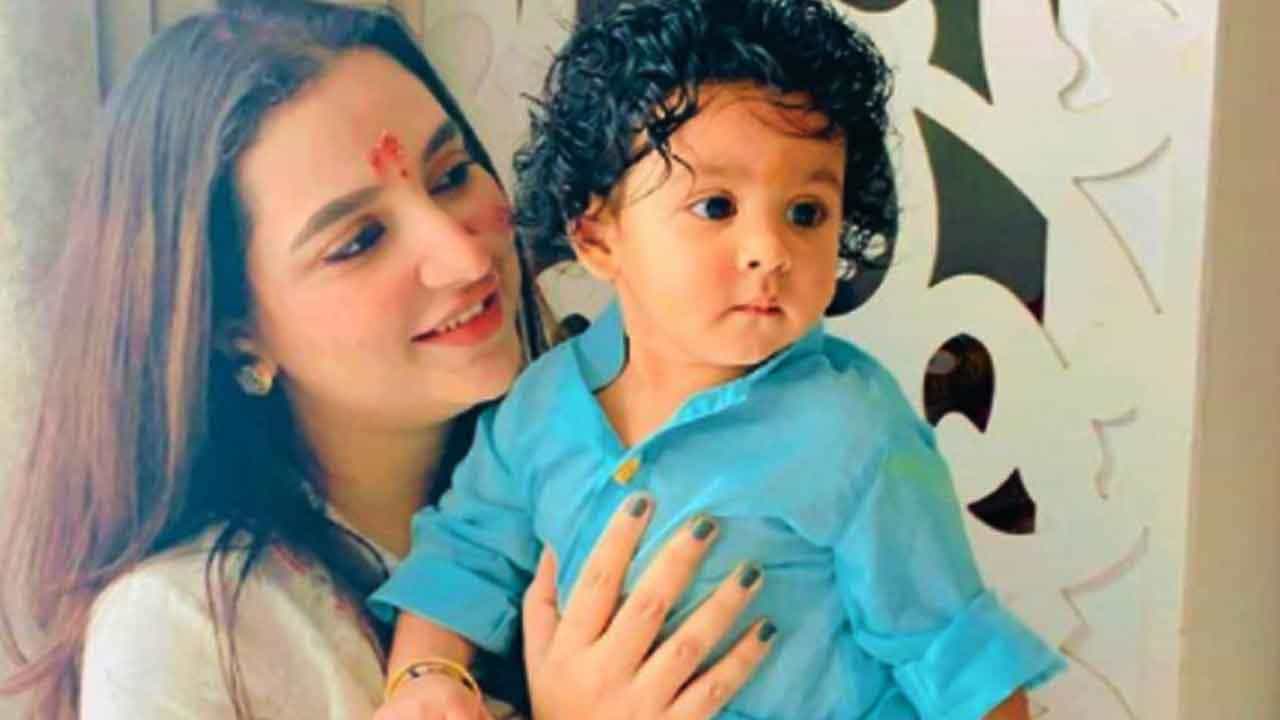 Raj Chakrabarty: ইউভানকে কোলে নিয়ে শুভশ্রীর নাচ, মালদ্বীপের স্মৃতি ফিরে দেখলেন রাজ Raj Chakrabarty: ইউভানকে কোলে নিয়ে শুভশ্রীর নাচ, মালদ্বীপের স্মৃতি ফিরে দেখলেন রাজ