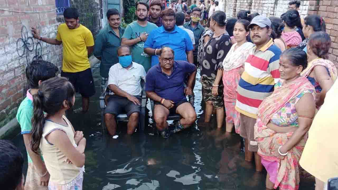 TMC MLA: ঘণ্টার পর ঘণ্টা জমা জলে বসে থেকেই প্রতিবাদ তৃণমূল বিধায়কের, অস্বস্তিতে দল