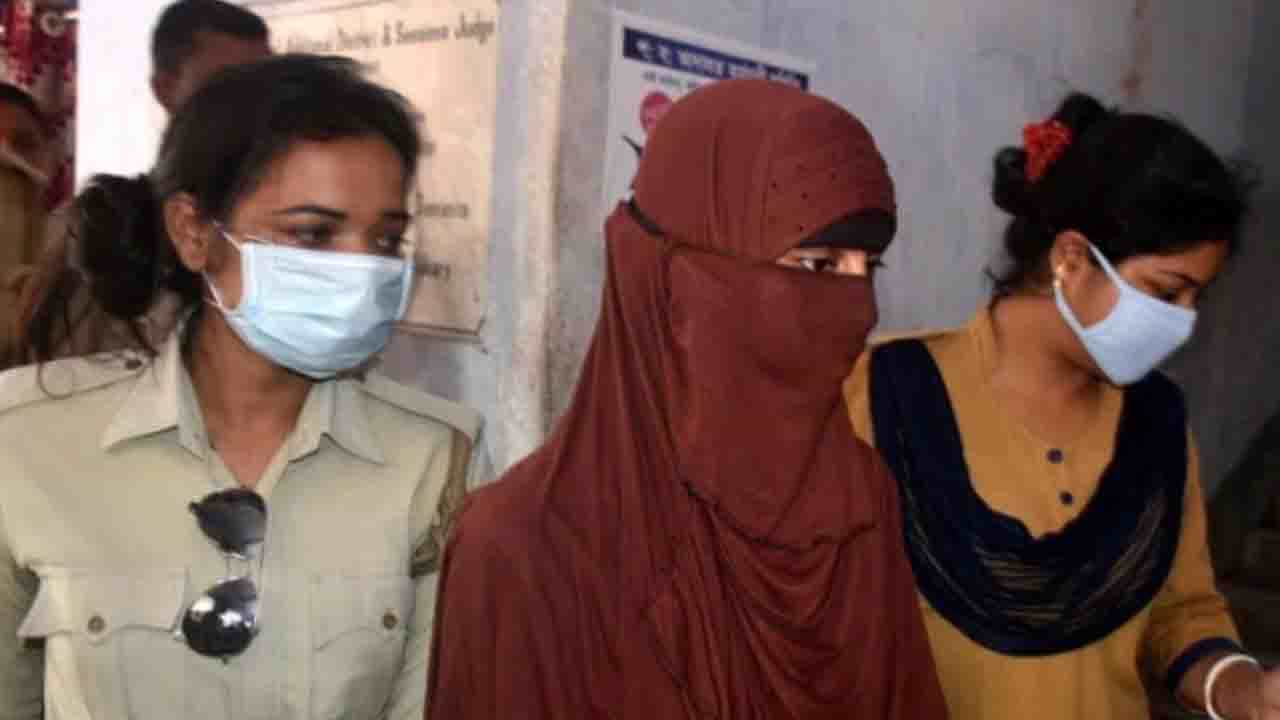 Lashkar-e-Taiba: বাদুড়িয়ার তানিয়ার সঙ্গে আলাপ হয় পাকিস্তানি জঙ্গি বিলালের, দু'জনে মিলেই করত 'মগজ ধোলাই' Lashkar-e-Taiba: বাদুড়িয়ার তানিয়ার সঙ্গে আলাপ হয় পাকিস্তানি জঙ্গি বিলালের, দু'জনে মিলেই করত 'মগজ ধোলাই'