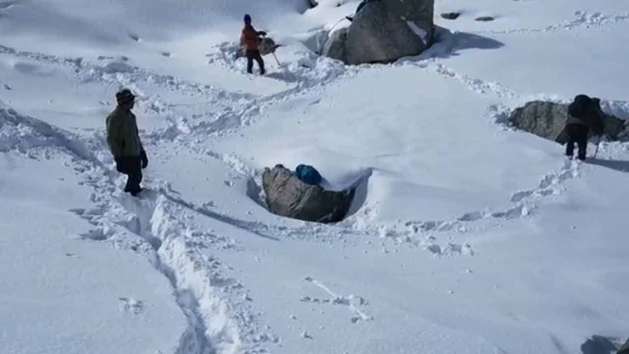 Trekkers Death In Uttarakhand: আর একটু হলেই বরফের নীচে চাপা পড়ে যাচ্ছিল শরীরগুলো! নিখোঁজ ৩ ট্রেকারের দেহ উদ্ধার ১৫ হাজার ফুট উচ্চতায়