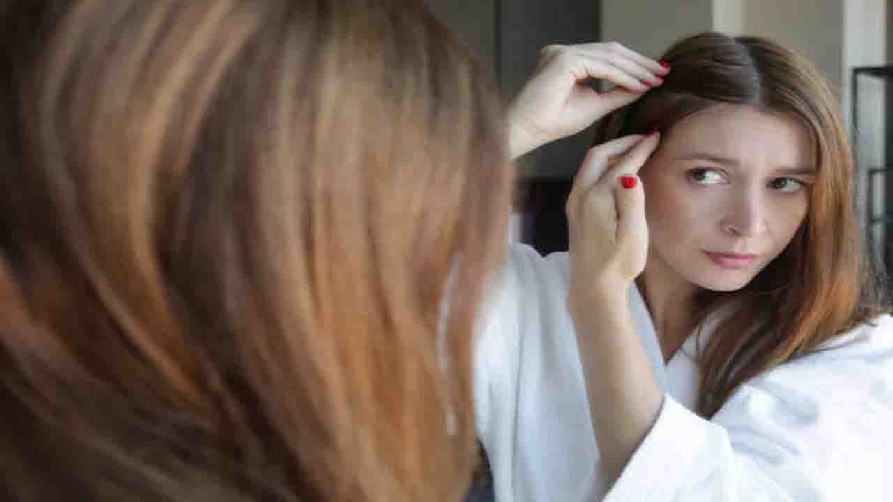 Hair Care: চুলের অকাল পক্কতা নিয়ে চিন্তিত? কাজে আসবে আলুর খোসা