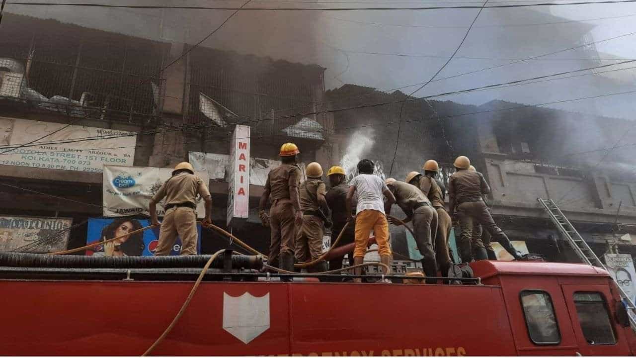 Kolkata Fire: সাত ঘণ্টা পরও দাউ দাউ করে আগুন জ্বলছে কলুটোলা স্ট্রিটের বহুতল, ঘটনাস্থলে দমকলের ২০টি ইঞ্জিন