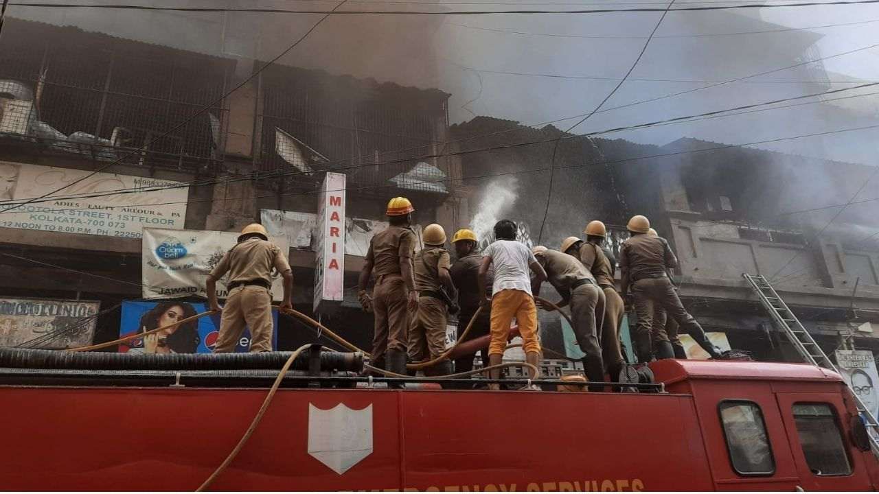 Kolkata Fire: সাত ঘণ্টা পরও দাউ দাউ করে আগুন জ্বলছে কলুটোলা স্ট্রিটের বহুতল, ঘটনাস্থলে দমকলের ২০টি ইঞ্জিন