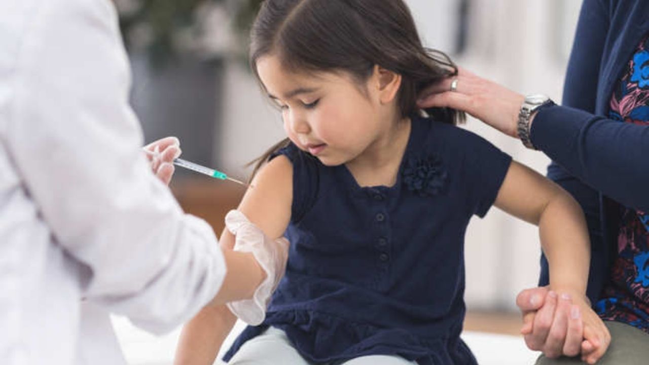 Covid-19 vaccine for children: কবে করোনার রক্ষাকবচ পাবে শিশুরা? কিসের অপেক্ষায় আছে কেন্দ্র?