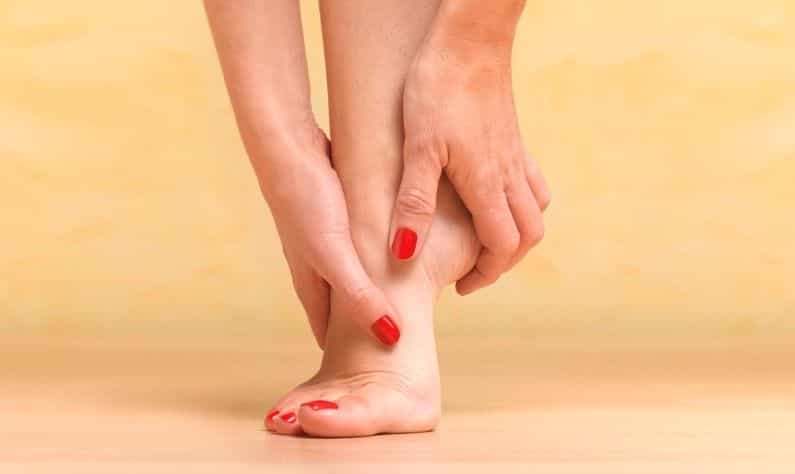 Foot Pain: পায়ের অসহ্য ব্যাথায় কাবু? এই ৫ সহজ ব্যায়ামেই মিলবে মুক্তির পথ