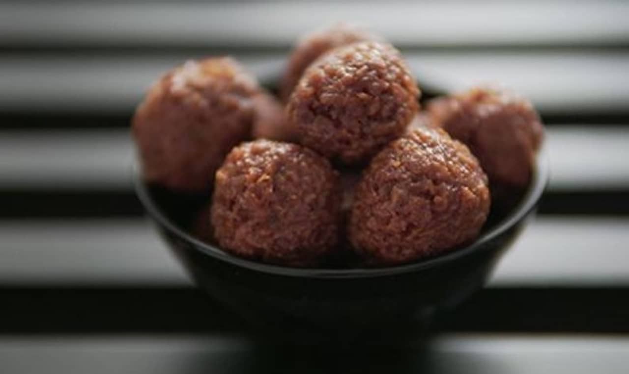 Chocolate Naru Recipe: গুড় বা চিনি দিয়ে নয়, এবারের পুজোয় হোক ফিউশন নারকেল নাড়ু!