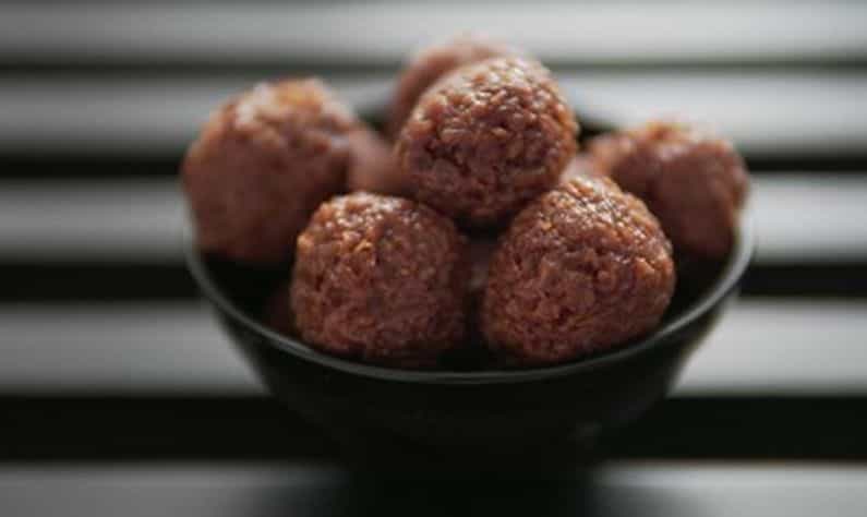 Chocolate Naru Recipe: গুড় বা চিনি দিয়ে নয়, এবারের পুজোয় হোক ফিউশন নারকেল নাড়ু! Chocolate Naru Recipe: গুড় বা চিনি দিয়ে নয়, এবারের পুজোয় হোক ফিউশন নারকেল নাড়ু!