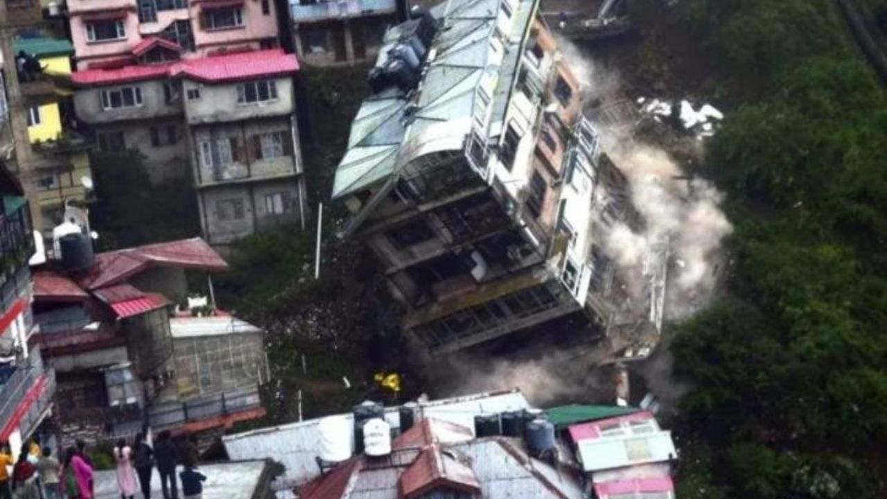 Viral Video: তাসের ঘরের মতো ভেঙে পড়লো আট তলা বাড়ি, দেখে নিন ভিডিয়ো