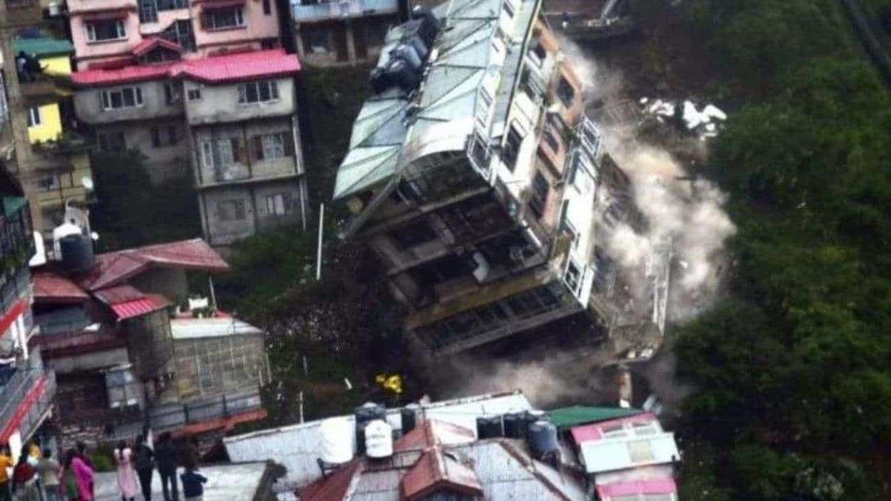 Viral Video: তাসের ঘরের মতো ভেঙে পড়লো আট তলা বাড়ি, দেখে নিন ভিডিয়ো Viral Video: তাসের ঘরের মতো ভেঙে পড়লো আট তলা বাড়ি, দেখে নিন ভিডিয়ো