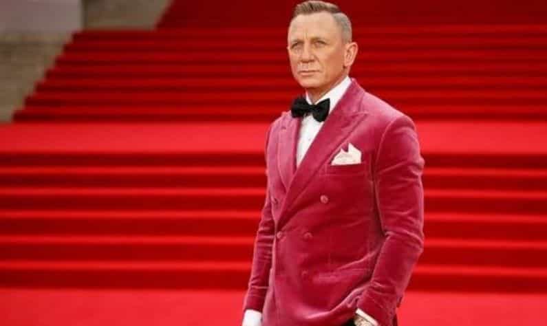 Daniel Craig: জেমস বন্ডের নয়া সিরিজের প্রিমিয়ার শোয়ের স্পটলাইট কাড়লেন ড্যানিয়েল! নেটপাড়ায় হৈচৈ Daniel Craig: জেমস বন্ডের নয়া সিরিজের প্রিমিয়ার শোয়ের স্পটলাইট কাড়লেন ড্যানিয়েল! নেটপাড়ায় হৈচৈ
