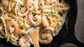 Prawn Pasta Recipe: পাস্তার সঙ্গে চিংড়ির ফিউশন ডিশ বানিয়েছেন কখনও? রেসিপি দেখে নিন...