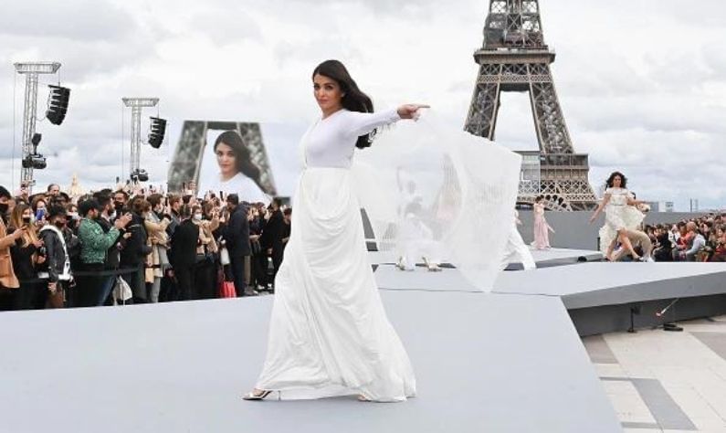 Paris Fashion Week: প্যারিস ফ্যাশন উইকে পরীর বেশে ঐশ্বর্য! স্বপ্নের সুন্দরীকে দেখে মুগ্ধ বিশ্ব