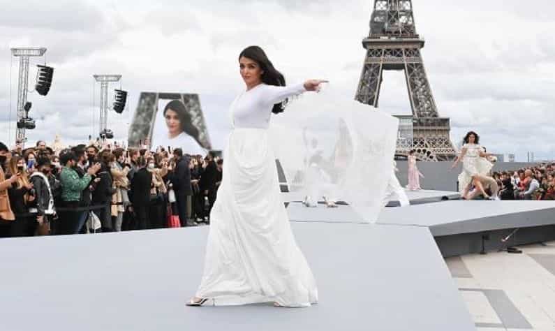 Paris Fashion Week: প্যারিস ফ্যাশন উইকে পরীর বেশে ঐশ্বর্য! স্বপ্নের সুন্দরীকে দেখে মুগ্ধ বিশ্ব Paris Fashion Week: প্যারিস ফ্যাশন উইকে পরীর বেশে ঐশ্বর্য! স্বপ্নের সুন্দরীকে দেখে মুগ্ধ বিশ্ব