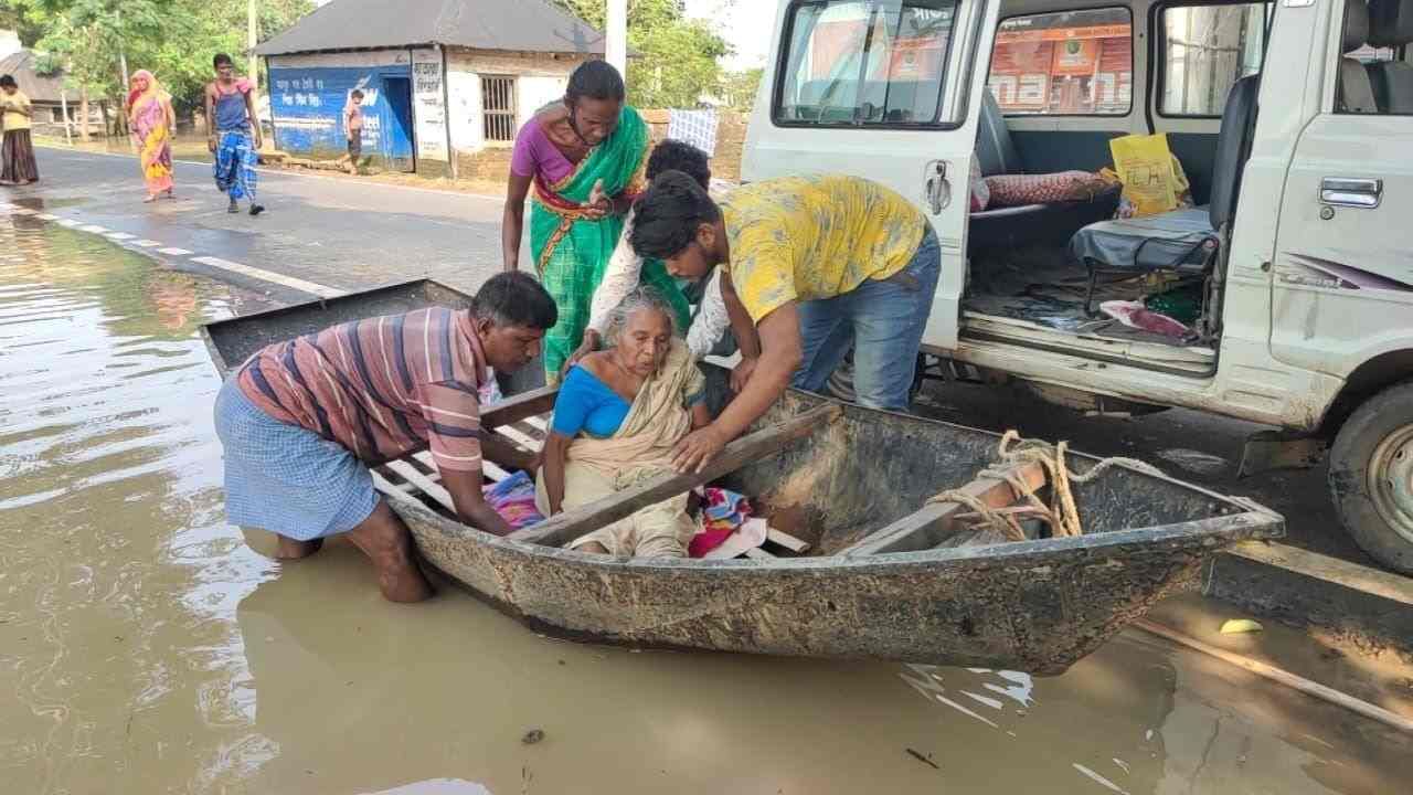 Hooghly:  কৈলাশ নয়, হাসপাতাল থেকে ভেলায় আসছে 'মা'!