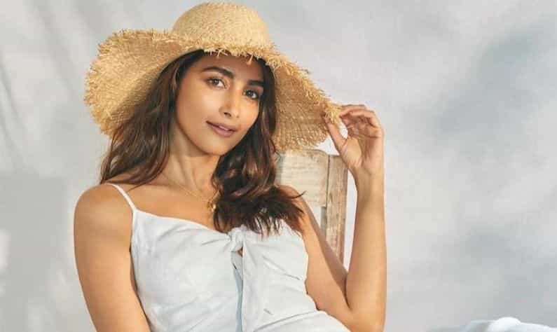 Pooja Hegde: সিল্কি, চকচকে চুলের জন্য একটিমাত্র উপকরণই যথেষ্ট! চুলের যত্ন নিয়ে অকপট পূজা হেগড়ে Pooja Hegde: সিল্কি, চকচকে চুলের জন্য একটিমাত্র উপকরণই যথেষ্ট! চুলের যত্ন নিয়ে অকপট পূজা হেগড়ে