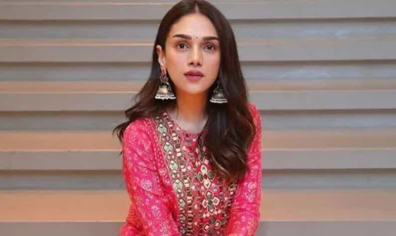 Aditi Rao Hydari: পুজোর ফ্যাশন ও স্টাইলে নয়া ঝলক অদিতির! স্টাইলিশ পিংক শারারা সেটে অনন্যা এই বলি-ডিভা Aditi Rao Hydari: পুজোর ফ্যাশন ও স্টাইলে নয়া ঝলক অদিতির! স্টাইলিশ পিংক শারারা সেটে অনন্যা এই বলি-ডিভা
