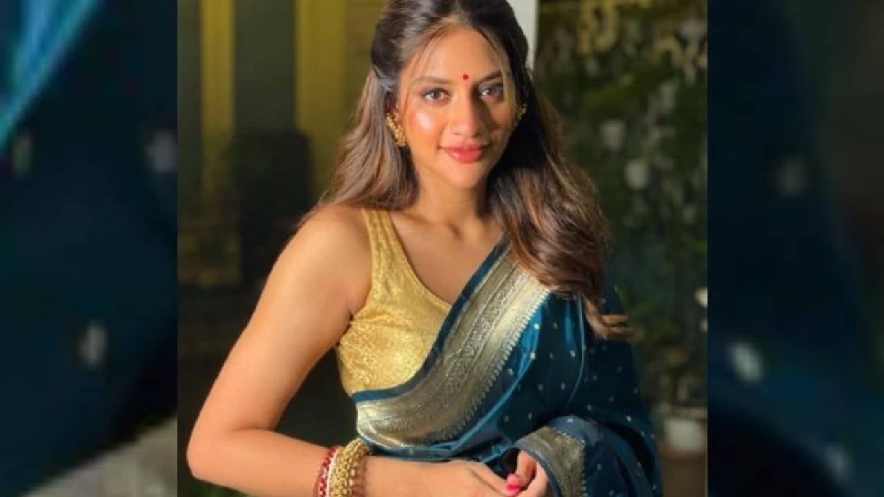 Nusrat Jahan: হাতে শাঁখা-পলা, কপালে লাল টিপ-- নুসরতের নবমীর সাজে জুটল কটাক্ষ