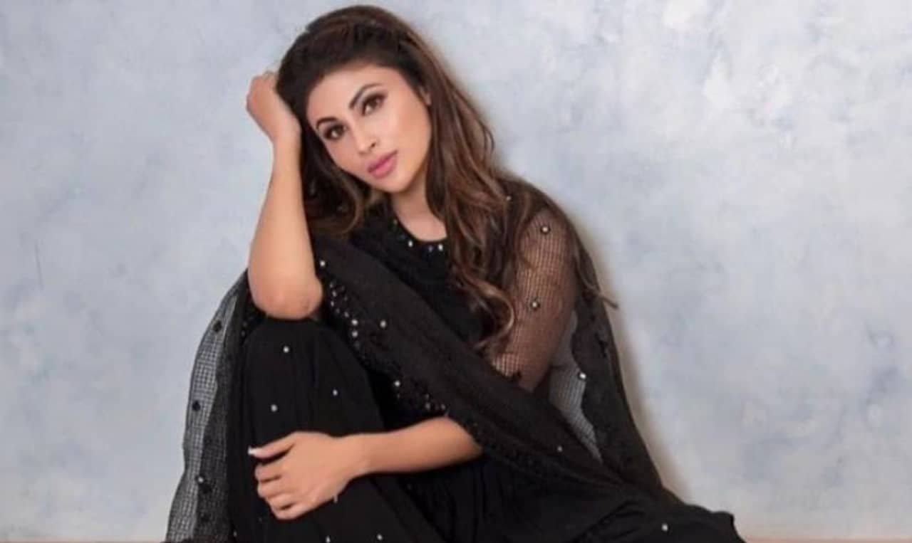 Mouni Roy: ত্বককে সতেজ রাখতে নিম-মালাইয়ের পেস্ট ব্যবহার করেন মৌনি রায়! আপনার জন্য কি উপযুক্ত?