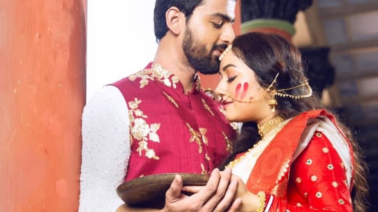 Rudrajit-Promita: বিয়ের পর প্রথম সিঁদুরখেলা, প্রমিতার গালে ভালবাসা আঁকলেন রুদ্রজিৎ