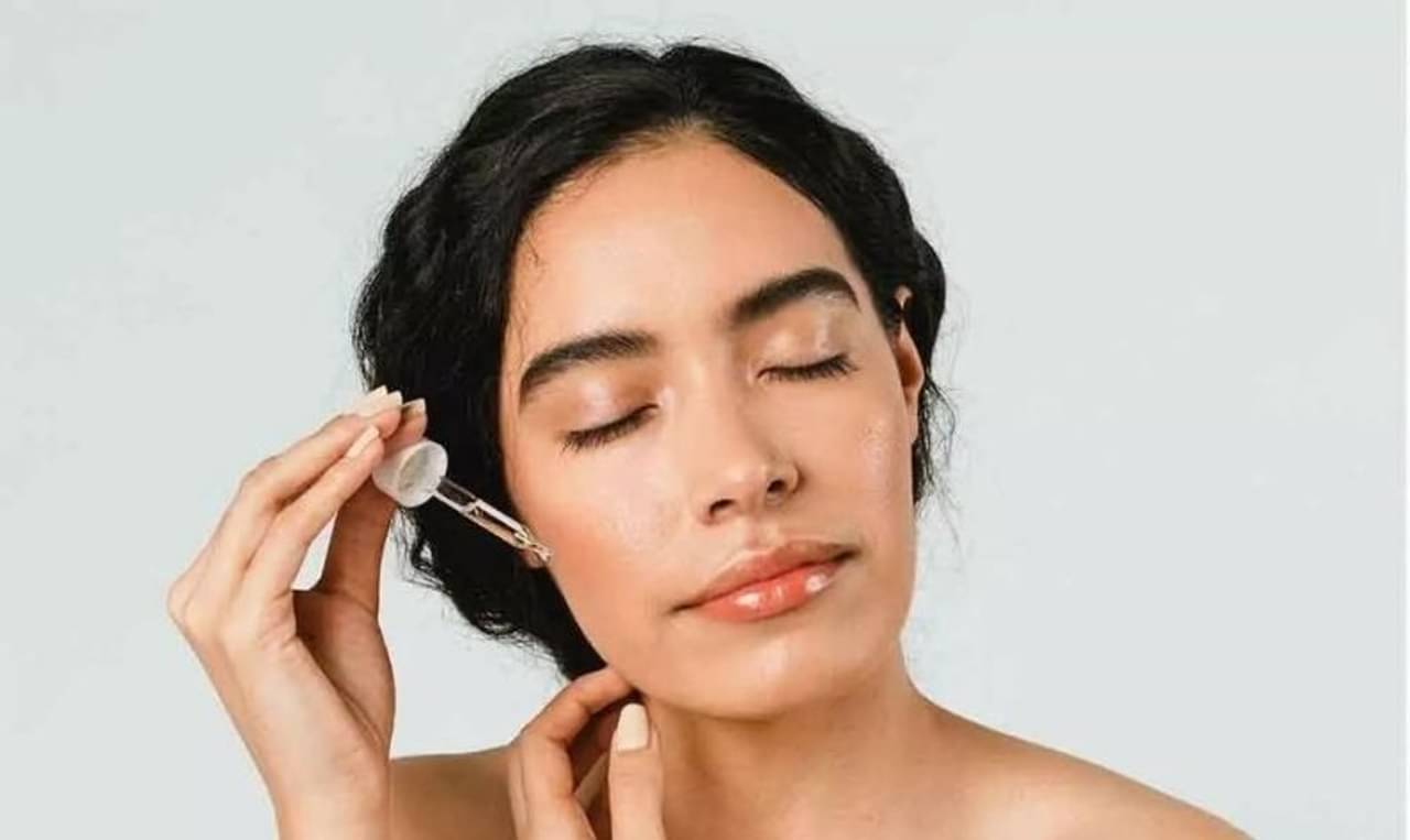 Oily Skincare: তৈলাক্ত ত্বকের জন্য সঠিক স্কিনকেয়ার কী? ইন্টারনেট নয়, বিশেষজ্ঞরা কী পরামর্শ দিচ্ছেন জানুন...