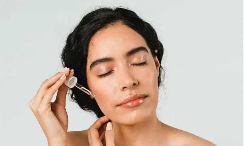 Oily Skincare: তৈলাক্ত ত্বকের জন্য সঠিক স্কিনকেয়ার কী? ইন্টারনেট নয়, বিশেষজ্ঞরা কী পরামর্শ দিচ্ছেন জানুন...
