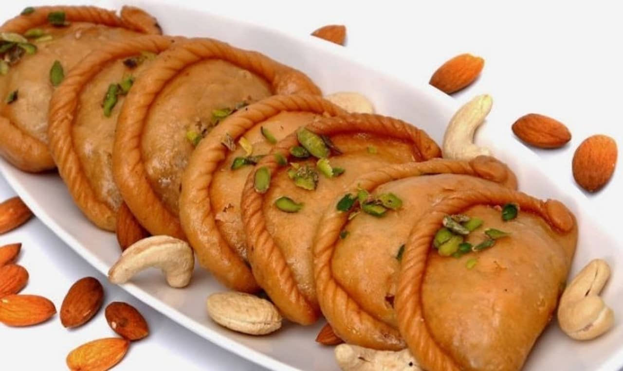 Kesari Gujiya: দিওয়ালি পর্যন্ত অপেক্ষা না করে লক্ষ্মীপুজোতেই বানিয়ে ফেলুন দুরন্ত স্বাদের কেশরি গুজিয়া!