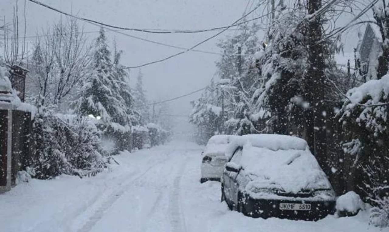 Uttarakhand: মরসুমের আগেই ভারী তুষারপাতের জেরে বরফে ঢাকা পড়ল হিমাচল ও উত্তরাখণ্ড!