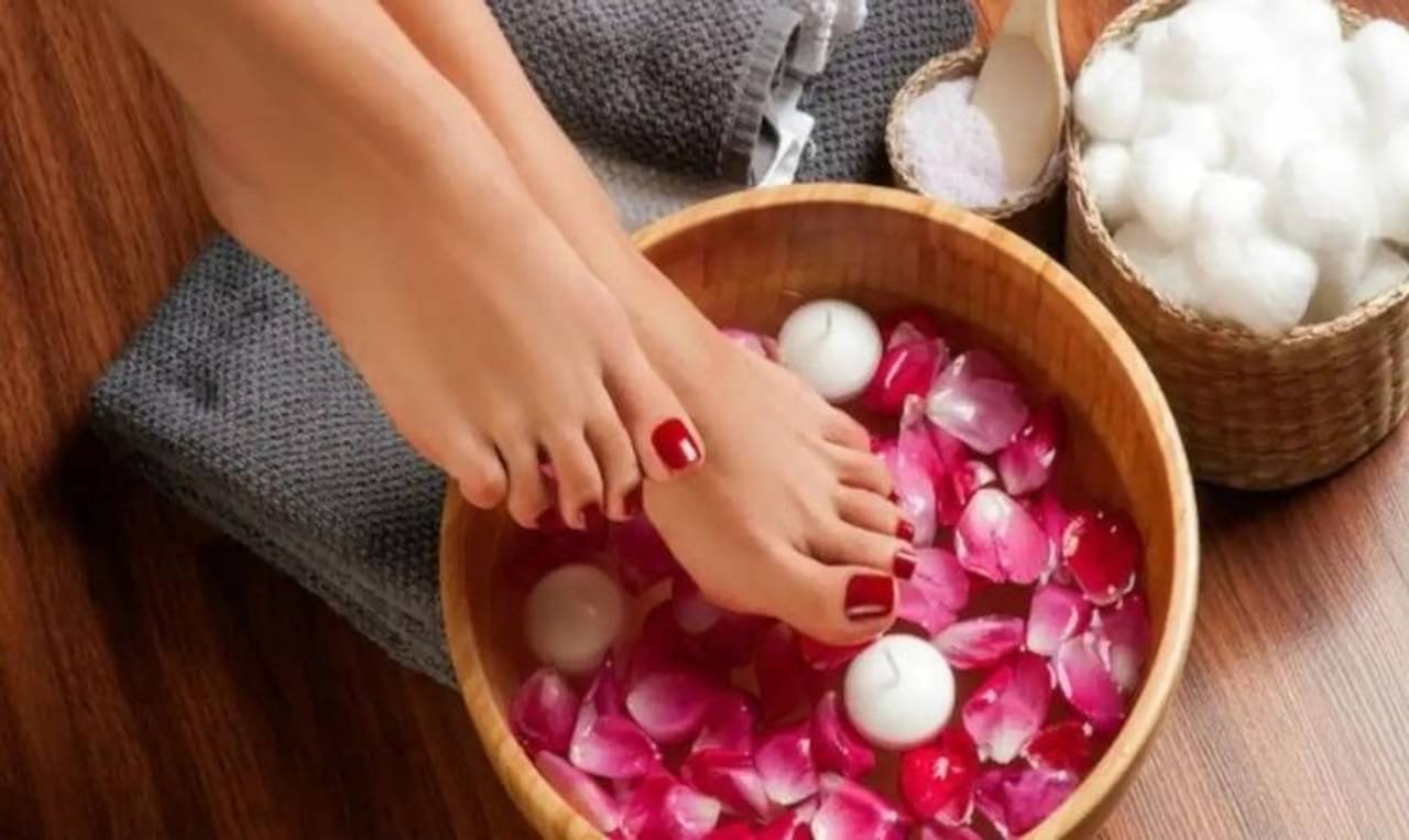 Pedicure At Home:বাড়িতেই পারফেক্ট পেডিকিওর করার জন্য রইল কিছু সহজ টিপস...