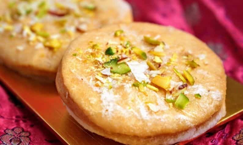 Karwa Chauth 2021: করওয়া চৌথের উপবাস ভঙ্গ করে কী মিষ্টি খাবেন? বাড়িতেই খুব সহজেই বানিয়ে ফেলুন মেথি মাঠরি!