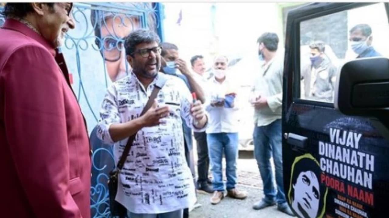 Amitabh bachchan: গাড়ি জুড়ে অমিতাভের সংলাপ, জামায় ছবির নাম-- ভক্তের কাণ্ডে আপ্লুত বিগ-বি