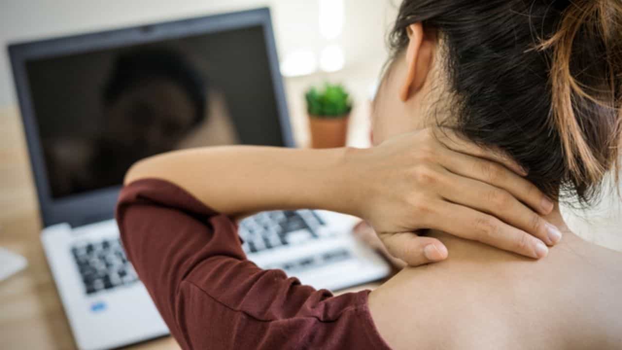Work From Home Health Issues: বাড়িতে বসে বসে কাজ করার জন্যই হচ্ছে ঘাড়ের যন্ত্রণা, কীভাবে এই অস্বস্তি থেকে নিজেকে মুক্তি দিতে পারবেন জেনে নিন... Work From Home Health Issues: বাড়িতে বসে বসে কাজ করার জন্যই হচ্ছে ঘাড়ের যন্ত্রণা, কীভাবে এই অস্বস্তি থেকে নিজেকে মুক্তি দিতে পারবেন জেনে নিন...