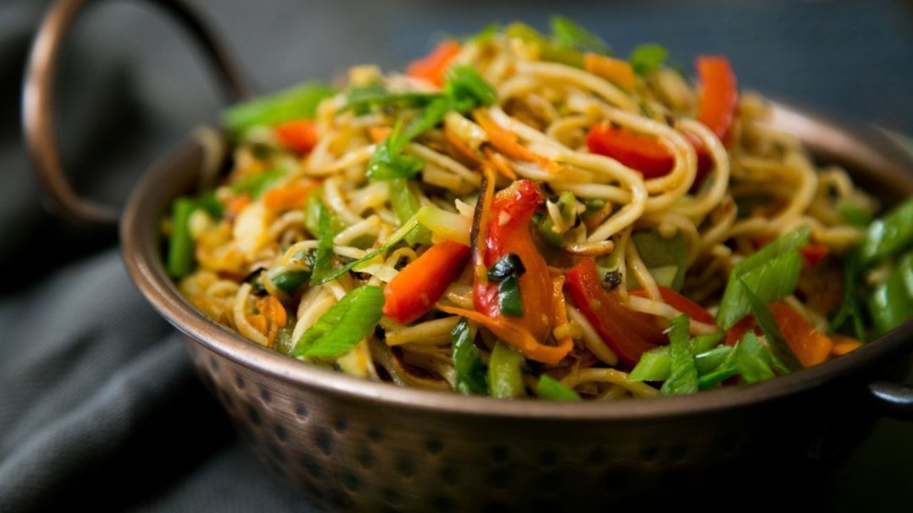 Hakka Noodles: রেস্তোরাঁর মতো হাক্কা নুডলস বাড়িতে বানাতে চান? তাহলে এই বিশেষ পদ্ধতিগুলো জেনে নিন...